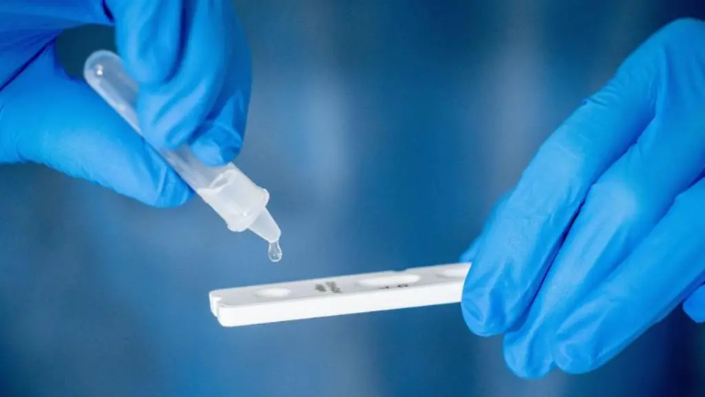 Medizinisch-geschultes-Personal-fuehrt-einen-Corona-Schnelltest-durch