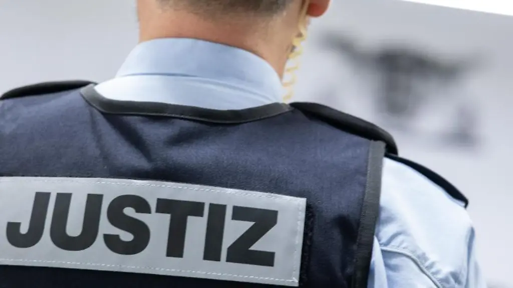 Ein-Justizbeamter-steht-in-einem-Gerichtssaal