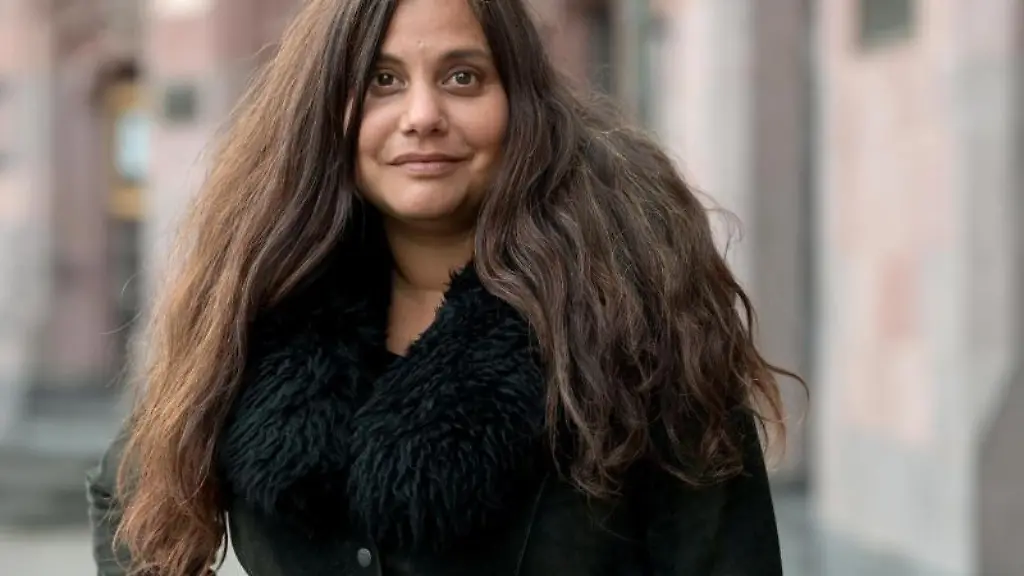 Mithu-Sanyal-Autorin-des-Buches-Iden-Titti-steht-vor-dem-Roemer