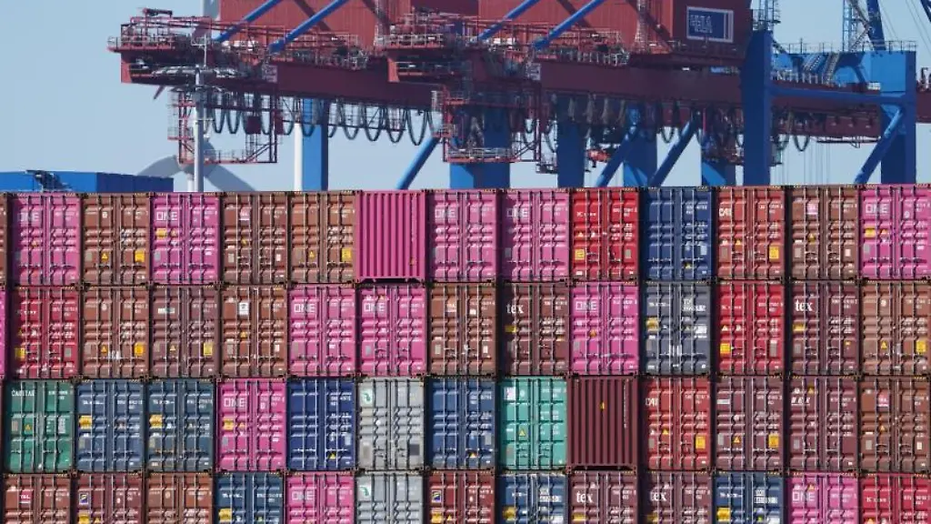 Gestapelte-Container-auf-einem-Containerschiff