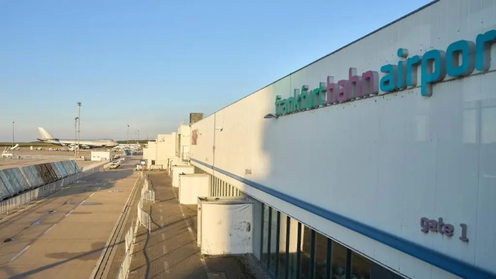 Frachtmaschinen-stehen-auf-dem-Vorfeld-des-Flughafens-Hahn