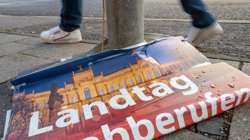 Ein-Plakat-mit-der-Aufschrift-Landtag-abberufen-liegt-zusammengefallen-am-Gewegrand
