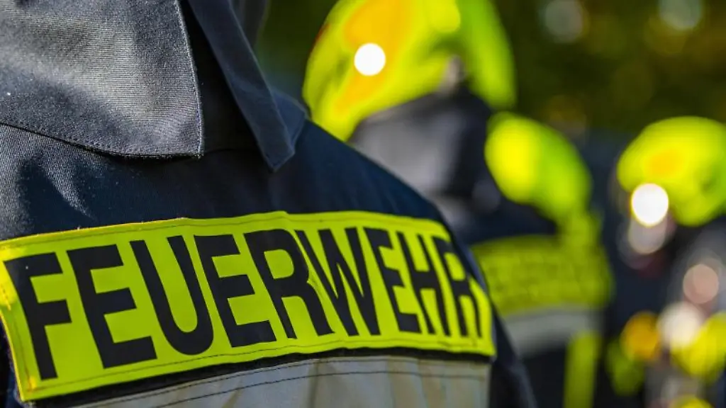 Feuerwehrleute-stehen-zusammen-um-den-Einsatz-zu-besprechen