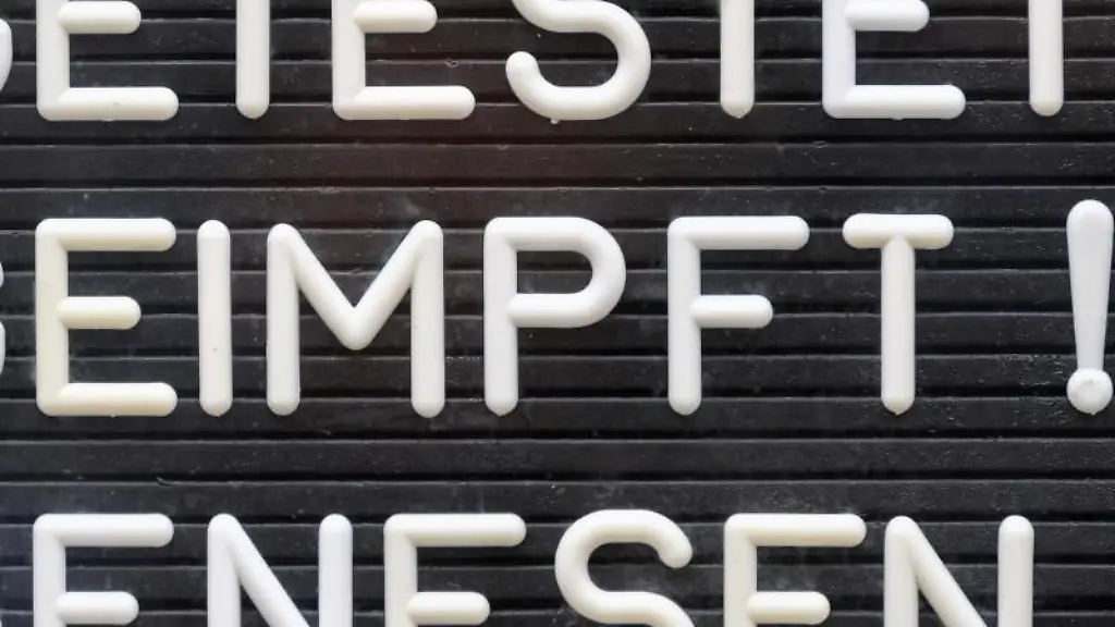 Getest-Geimpft-Genesen-steht-auf-einem-Schild-an-einer-Bar