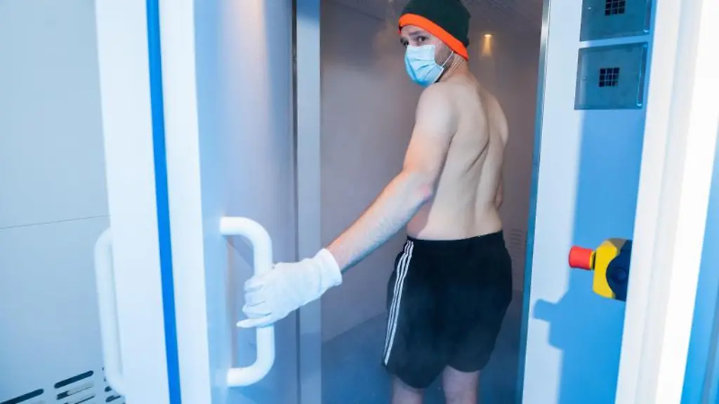 Ein-Patient-betritt-die-Kaeltekammer-des-Rehazentrums-Bad-Eilsen-der-Deutschen-Rentenversicherung-Braunschweig-Hannover