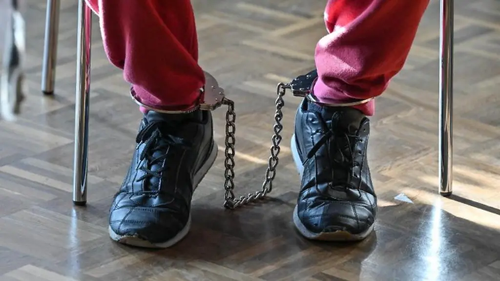 Ein-wegen-Mordes-Angeklagter-sitzt-auf-der-Anklagebank-im-Gerichtssaal