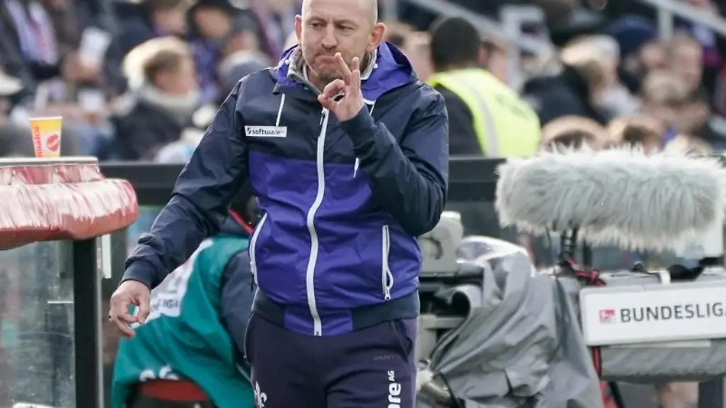 Darmstadts-Trainer-Torsten-Lieberknecht-gestikuliert-an-der-Seitenlinie