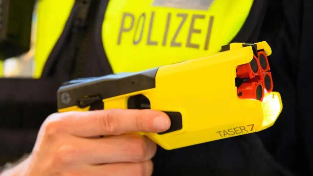 Ein-Polizeibeamter-haelt-im-Rahmen-der-Pressekonferenz-des-Polizeipraesidenten-einen-Taser-7-in-der-Hand