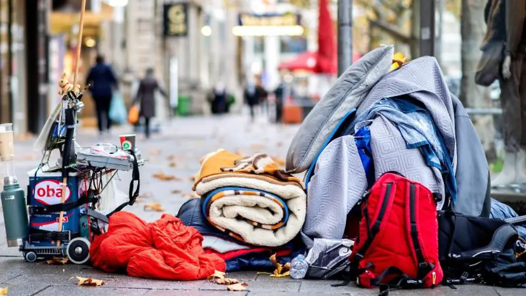 Die-Habseligkeiten-eines-Obdachlosen-liegen-auf-einem-Buergersteig-in-der-Innenstadt-von-Hannover