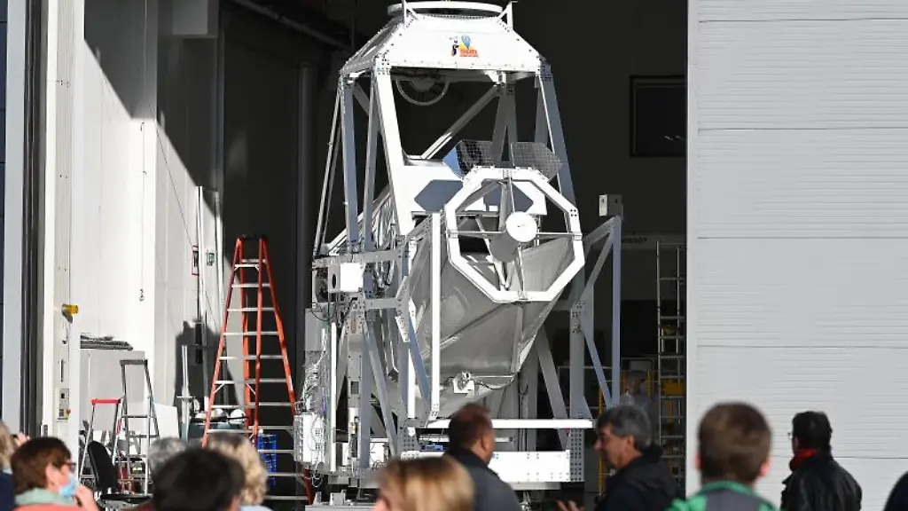 Mitarbeiter-und-Besucher-stehen-bei-einem-Hangtest-an-dem-Sonnenobservatorium-Sunrise-III