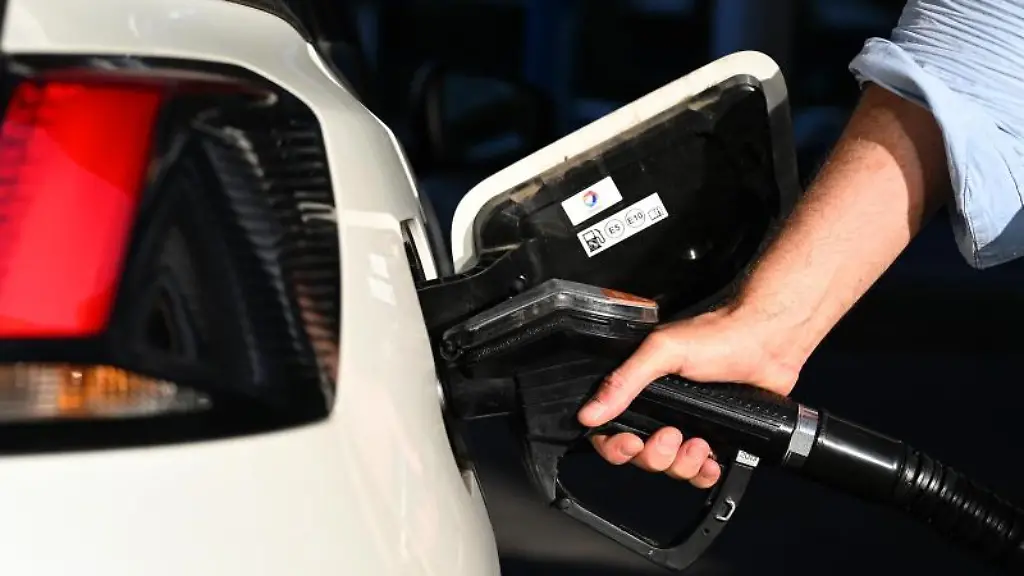 Ein-Auto-wird-betankt