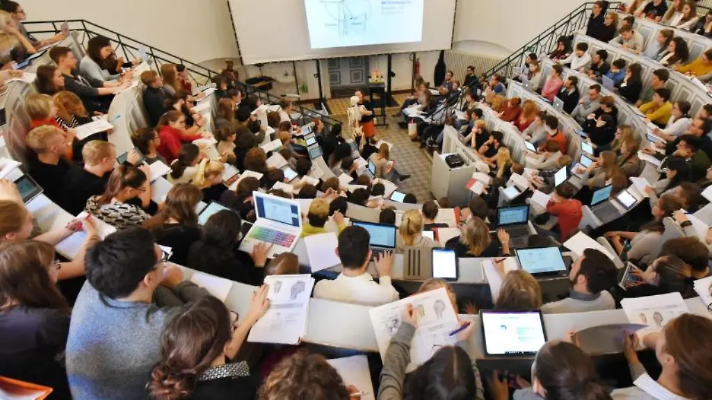Studierende-sitzen-bei-einer-Vorlesung-in-einem-Hoersaal-der-Martin-Luther-Universitaet