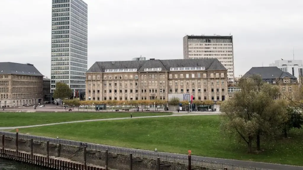 Aussenansicht-von-dem-historischen-Landeshaus-am-Rhein