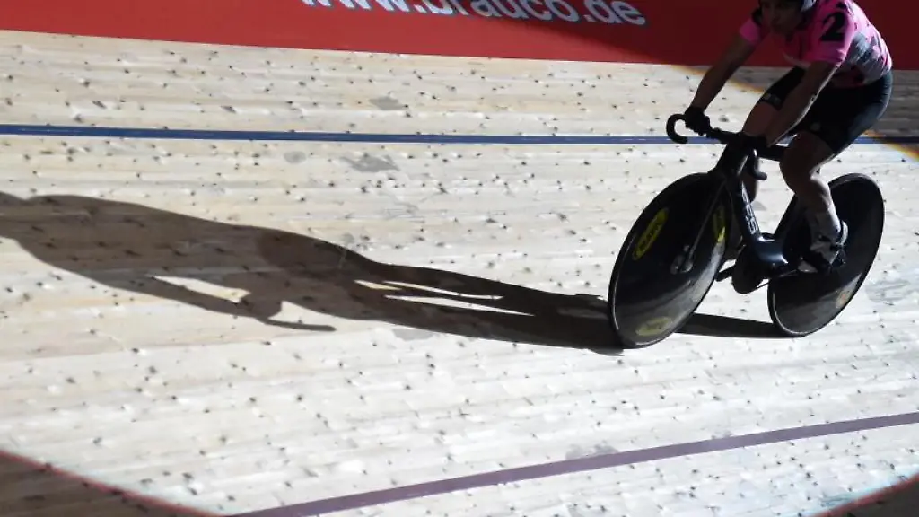 Eine-Bahnradsportlerin-faehrt-auf-der-Bahn-beim-Sechstagerennen-im-Velodrom