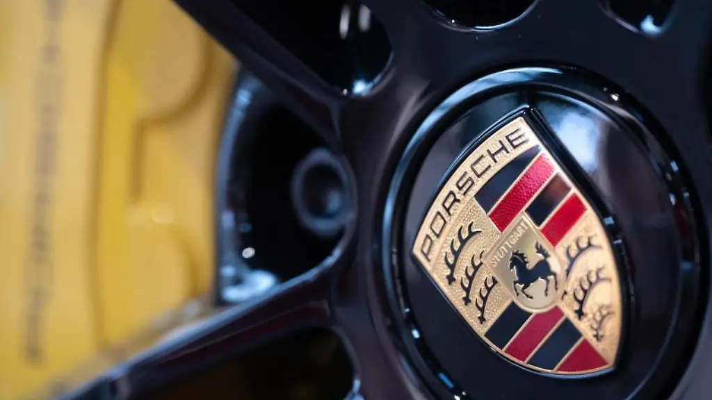Das-Logo-des-Autobauers-Porsche-ist-auf-einer-Felge-im-Porsche-Zentrum-Stuttgart-zu-sehen