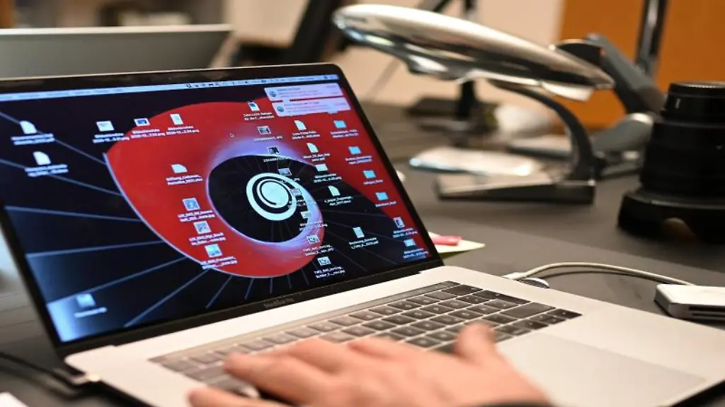 Ein-Mann-arbeitet-zuhause-an-einem-Laptop-im-Homeoffice