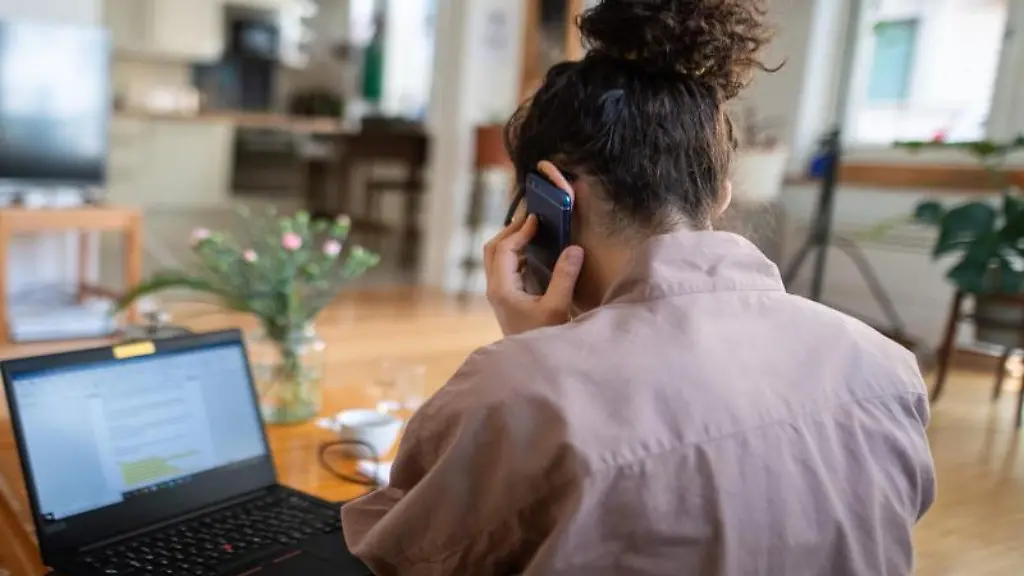 Eine-Frau-arbeitet-im-Homeoffice