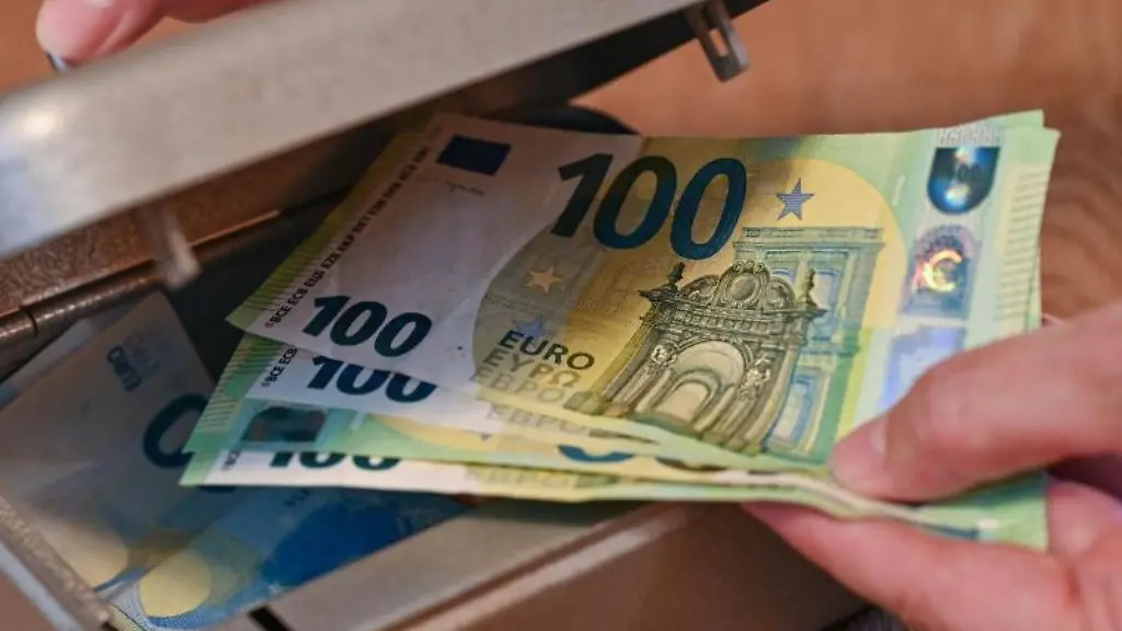 Eine-Frau-holt-Eurobanknoten-aus-einer-kleinen-Geldkassette