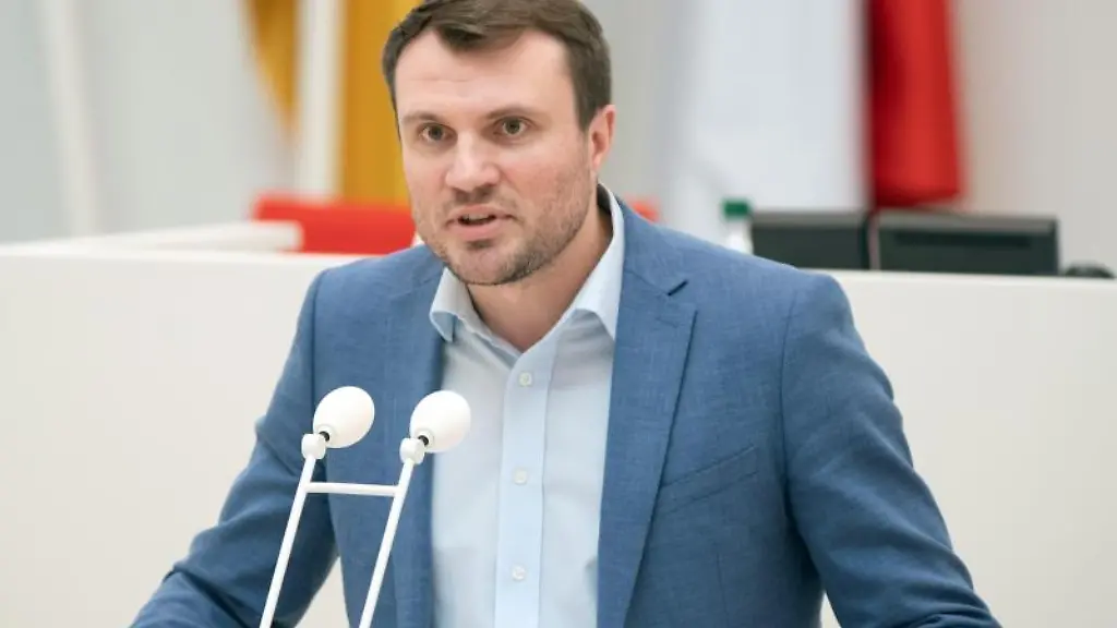 Daniel-Keller-Parlamentarischer-Geschaeftsfuehrer-der-SPD-spricht-waehrend-einer-Landtagssitzung