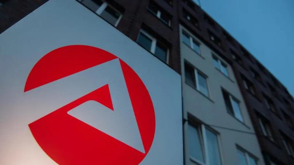 Ein-Schild-steht-vor-einem-Standort-der-Agentur-fuer-Arbeit