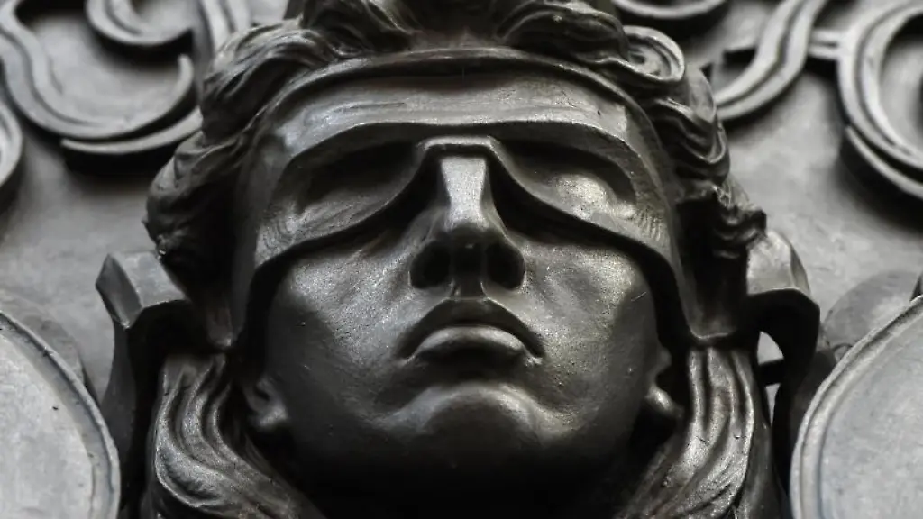 Eine-Figur-der-blinden-Justitia
