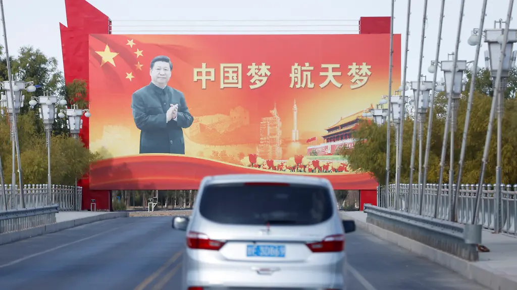 2021-10-14T065830Z-247251620-RC2I9Q9UGE8J-RTRMADP-3-SPACE-EXPLORATION-CHINA-SHENZHOU