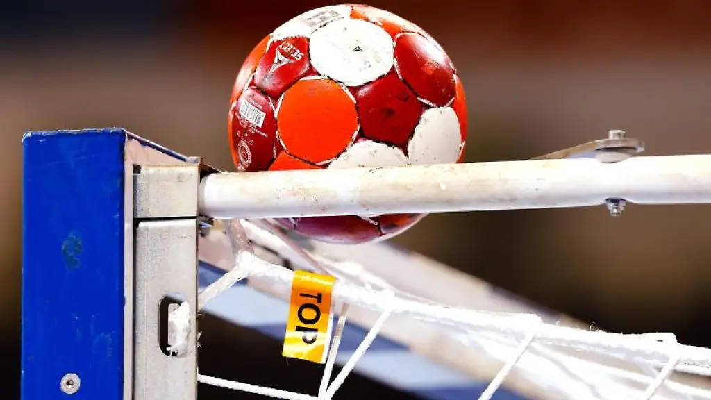 Ein-Handball-liegt-auf-einem-Tor