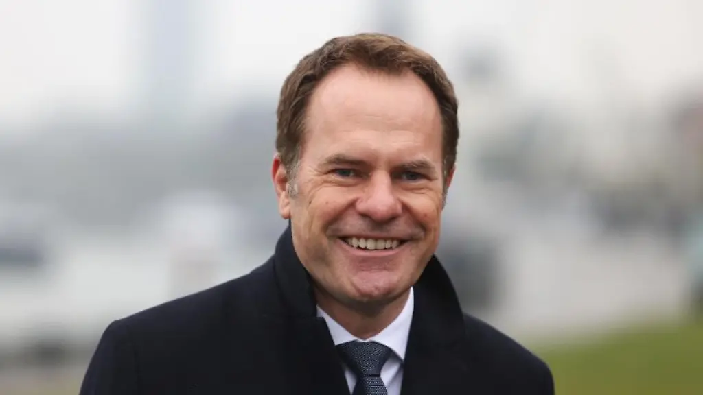 Stephan-Keller-CDU-Oberbuergermeister-von-Duesseldorf-steht-am-Rheinufer