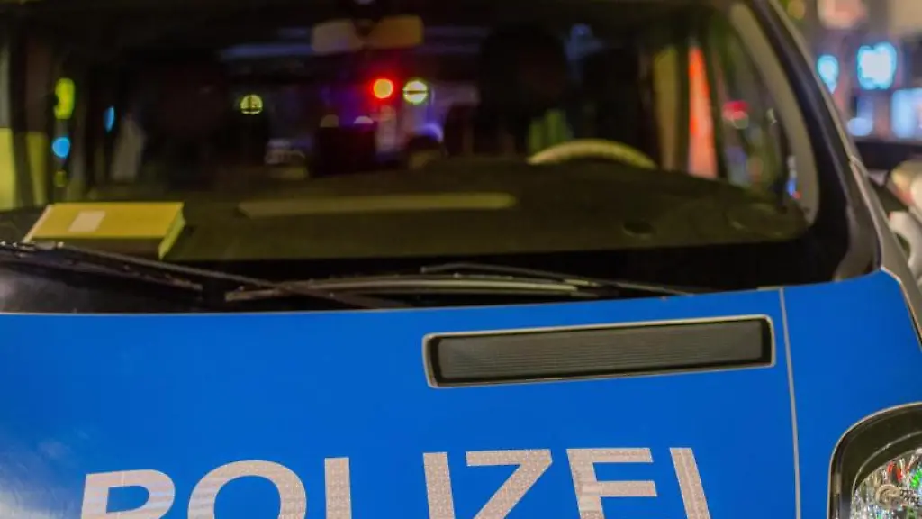 Ein-Einsatzfahrzeug-der-Polizei-steht-bei-einer-Kontrolle-auf-der-Strasse