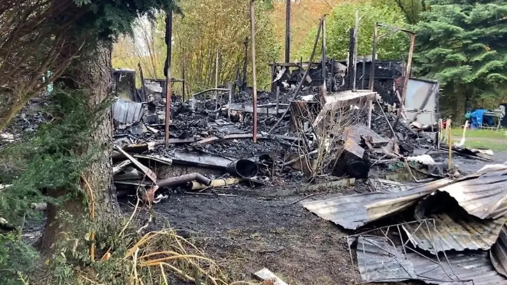 Voellig-zerstoert-ist-ein-Bungalow-nach-einem-Brand