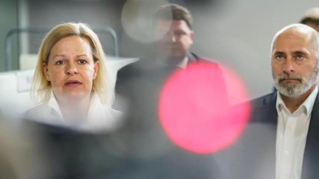 Nancy-Faeser-l-Fraktionsvorsitzende-der-SPD-und-FDP-Fraktionsvorsitzender-Rene-Rock