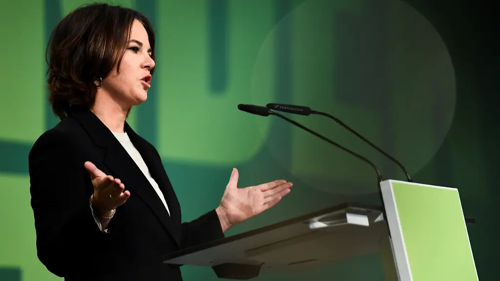 2021-10-17T143811Z-1270339208-RC2QBQ9A87OF-RTRMADP-3-GERMANY-POLITICS-GREENS