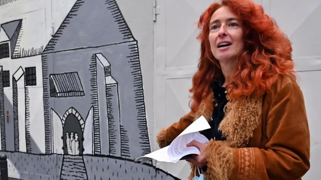 Kuratorin-Maria-Stuerzebecher-zeigt-eine-nachgemalte-historische-Darstellung-der-Synagoge-der-zweiten-juedischen-Gemeinde-von-Erfurt
