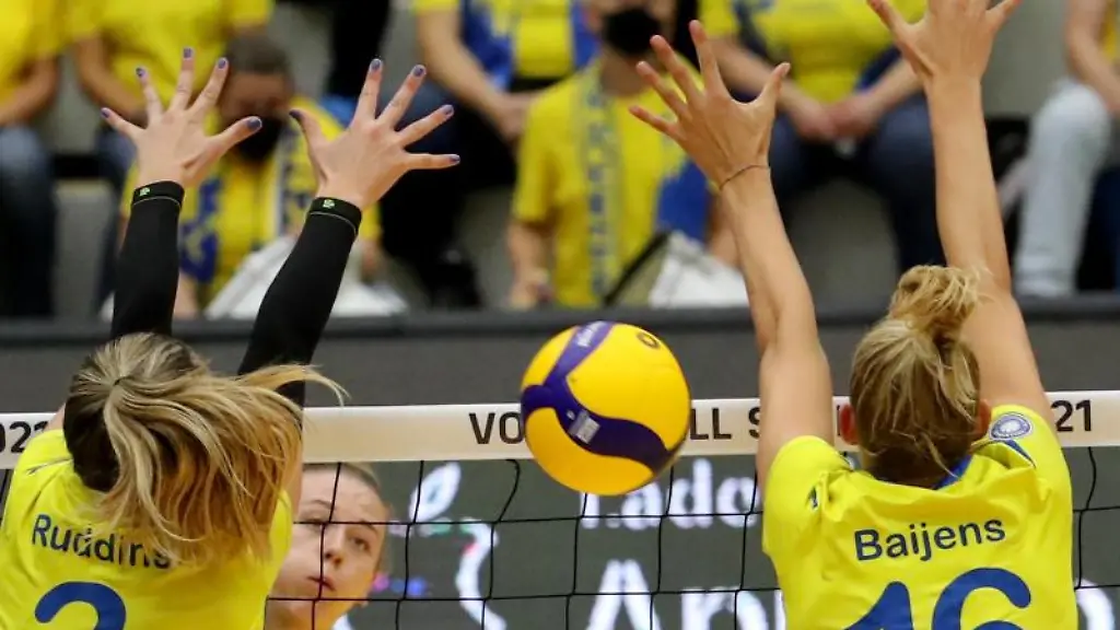 Die-Schwerinerin-Lindsey-Ruddins-vorne-l-r-und-Indy-Baijens-in-Aktion