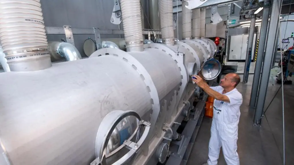 Ein-Anlagenfahrer-steht-in-einem-Werk-zur-Herstellung-von-Schmelzgranulat