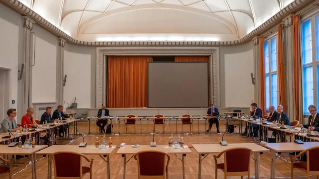 Abgeordnete-sitzen-zu-Beginn-der-Koalitionsverhandlungen-zwischen-SPD-und-der-Linken-im-Rittersaal