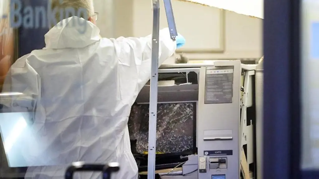 Kripobeamte-sichern-nach-der-Sprengung-eines-Geldautomaten-Spuren