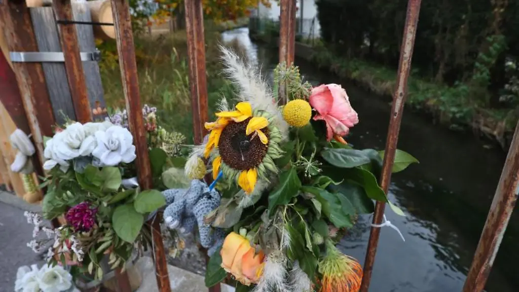 Mit-Blumen-Kerzen-und-Spielsachen-ist-ein-Brueckengelaender-an-der-Ungluecksstelle-geschmueckt