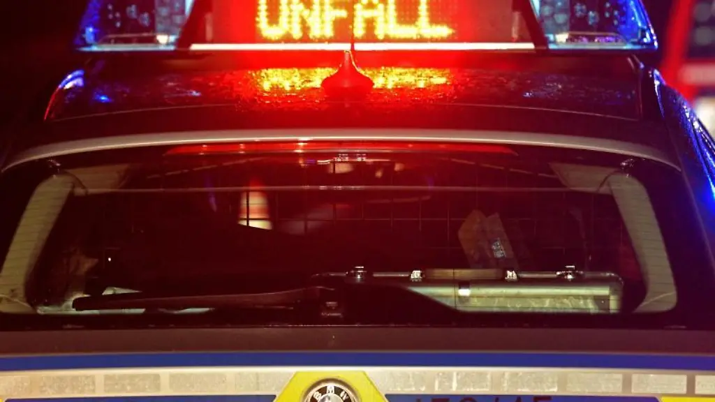 Ein-Streifenwagen-der-Polizei-steht-an-einer-Unfallstelle