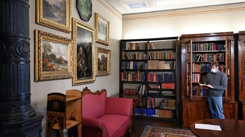 Thomas-Bach-Kustos-des-Ernst-Haeckel-Hauses-steht-im-sanierten-Haeckel-Haus