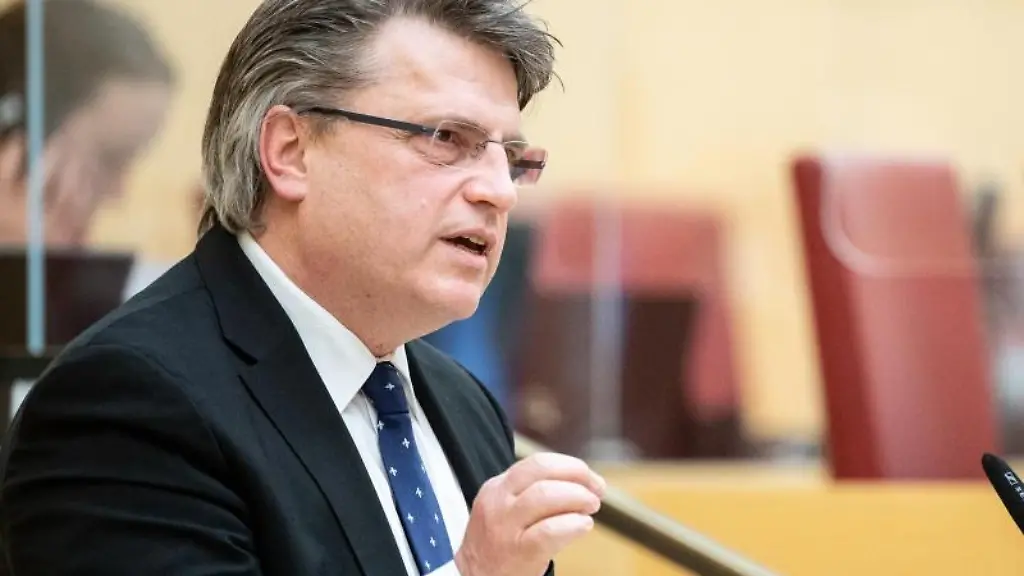 Winfried-Bausback-CSU-spricht-waehrend-einer-Sitzung-des-bayerischen-Landtags