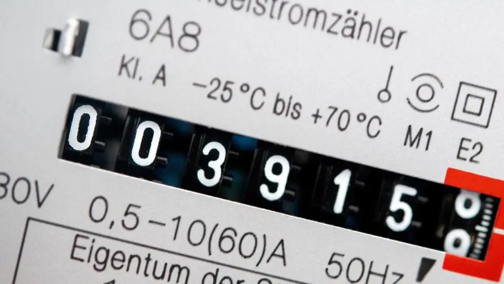 Ein-Wechselstromzaehler-zeigt-den-aktuellen-Zaehlerstand-in-Kilowattstunden-in-einem-Haushalt-an