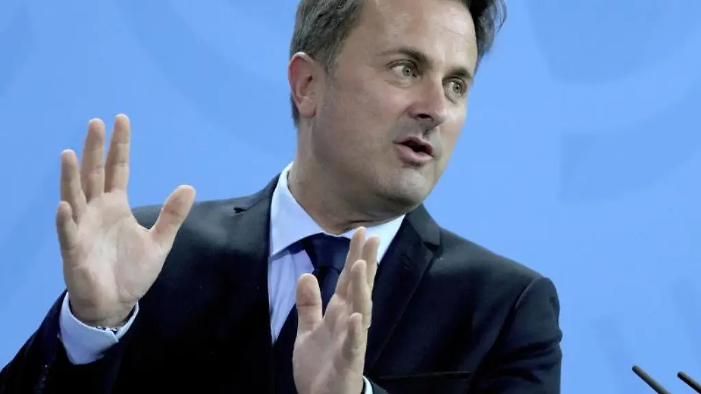 Luxemburgs-Premierminister-Xavier-Bettel-spricht-auf-einer-Pressekonferenz
