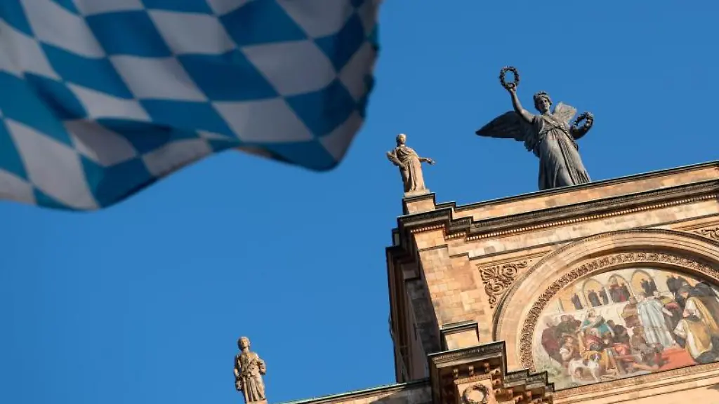 Eine-Bayernflagge-weht-vor-dem-bayerischen-Landtag