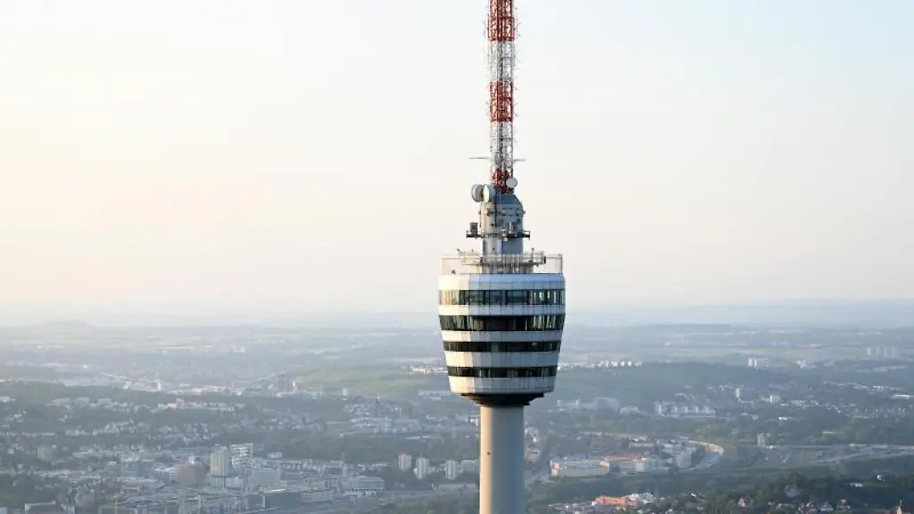 Der-Stuttgarter-Fernsehturm-aufgenommen-aus-einem-Heissluftballon