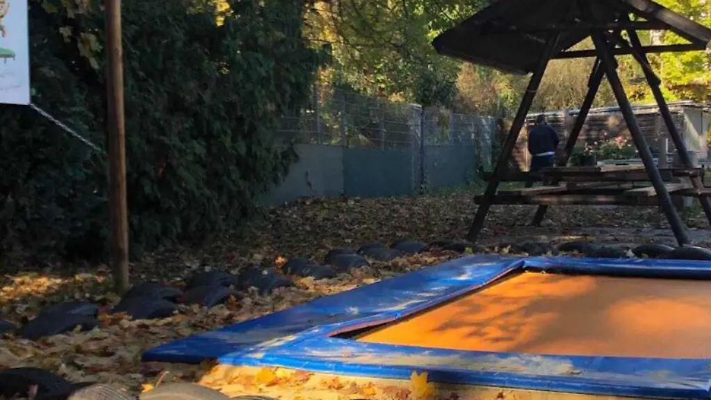 Ein-Trampolin-das-teilweise-aus-dem-Buergerbudget-finanziert-wurde-steht-auf-dem-Westsportplatz