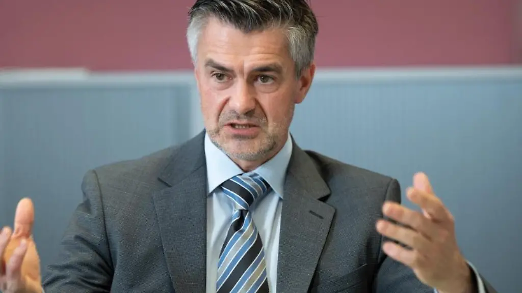 Frank-Dittrich-Rechtsextremismusexperte-vom-Landesamt-fuer-Verfassungsschutz-gestikuliert