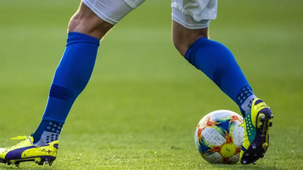 Ein-Fussballspieler-ist-am-Ball