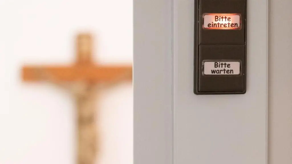 Bitte-eintreten-steht-auf-einem-Schild-einer-katholischen-Gemeindekirche