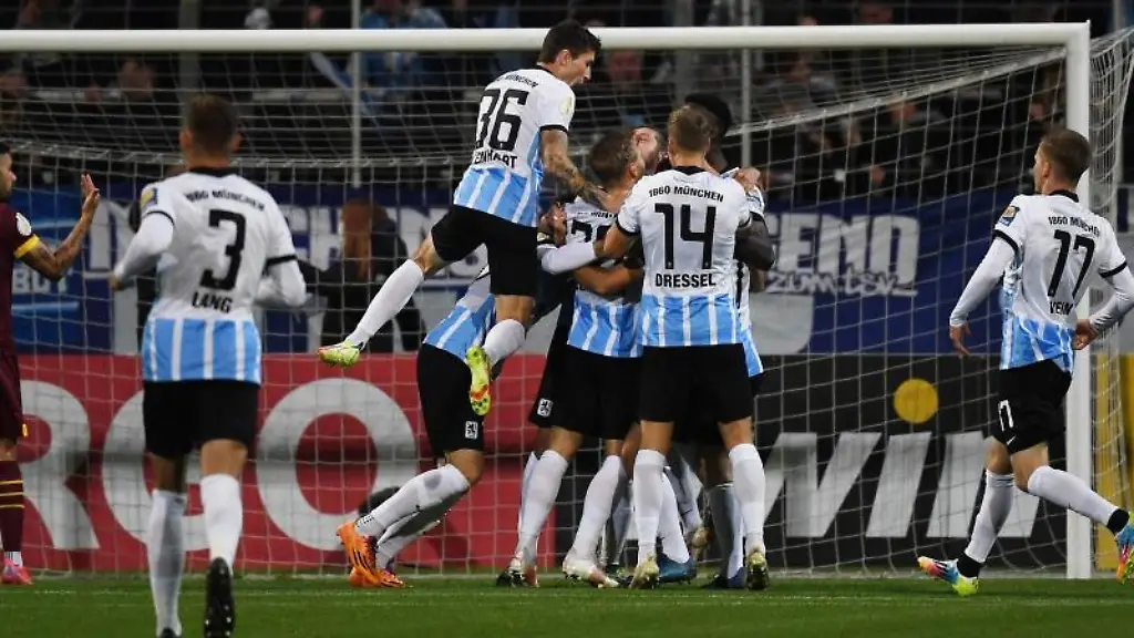 Spieler-vom-TSV-1860-Muenchen-freuen-sich-ueber-den-Treffer-zum-1-0